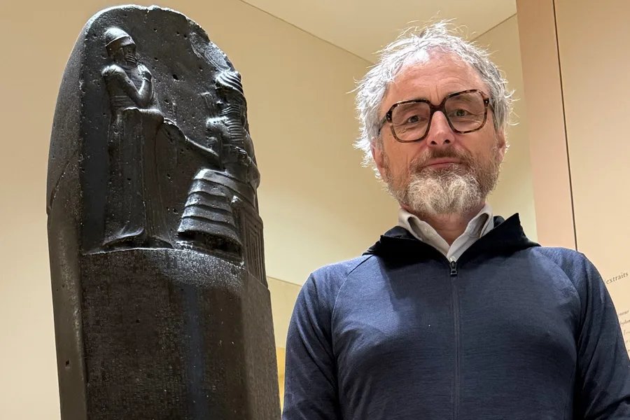 Kodex Hammurabi im Louvre studiert – der älteste Code