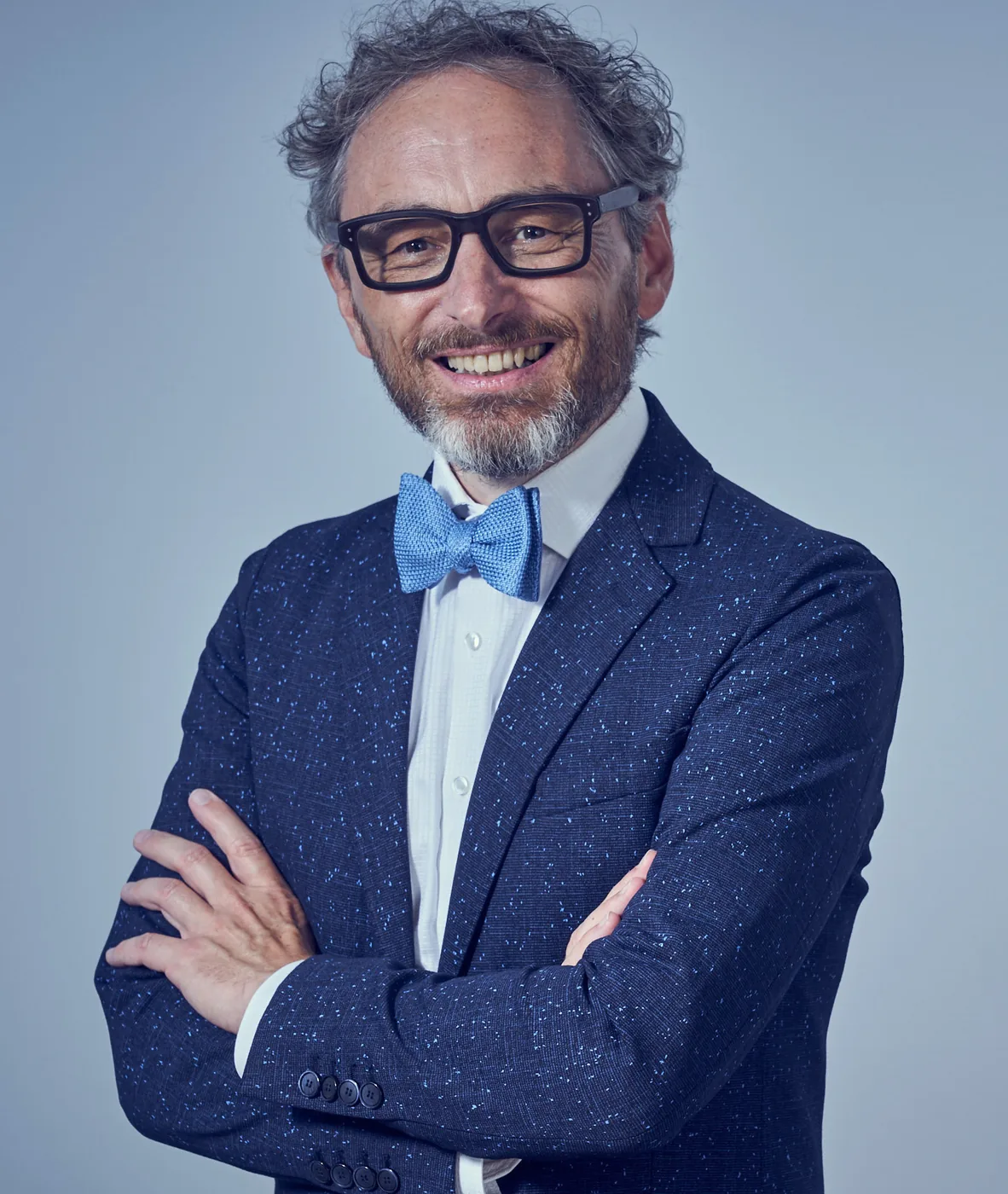 Christoph Holz, lächelnd, mit blauer Fliege