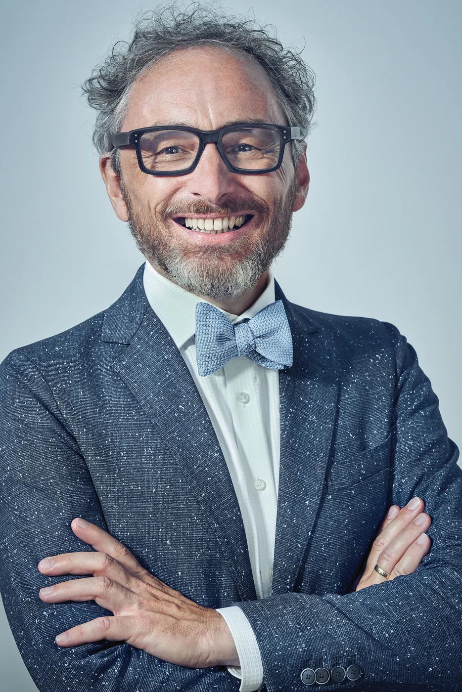 Christoph Holz, lächelnd, mit blauer Fliege