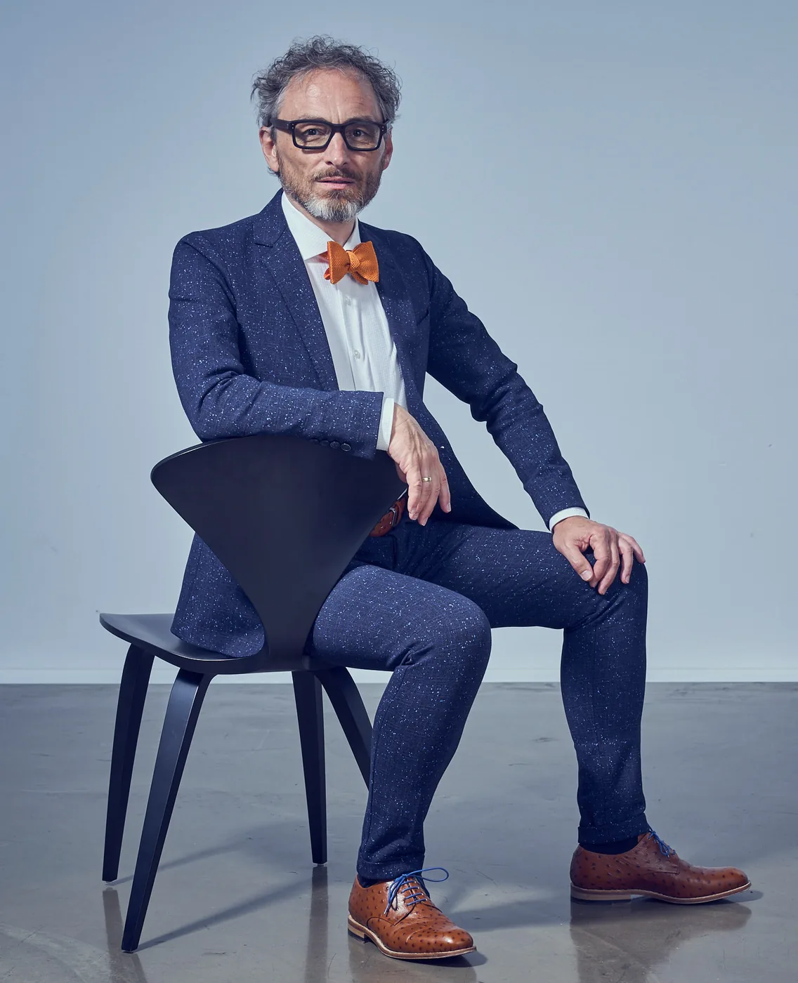 Christoph Holz, lächelnd, mit blauer Fliege