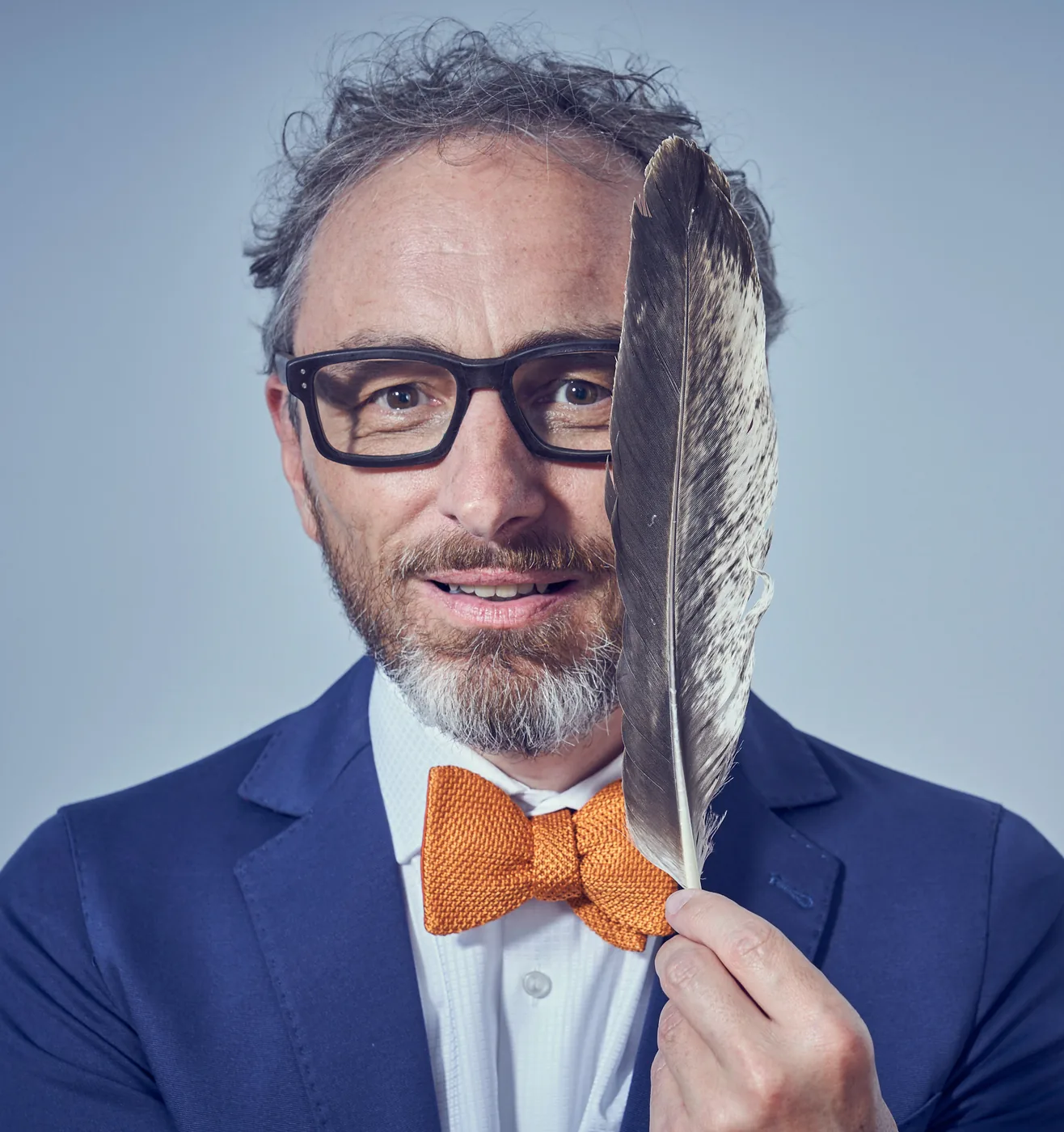 Christoph Holz, lächelnd, mit blauer Fliege